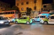 سيدة تطارد حافلة لنقل المسافرين وتجبر سائقها على التوقف لهذا السبب !!