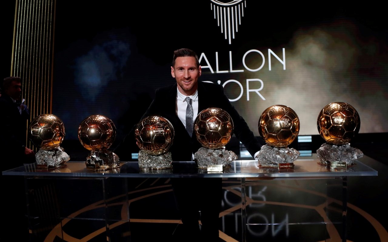 ميسي يفوز بالكرة الذهبية للمرة السابعة في تاريخه كأفضل لاعب في العالم