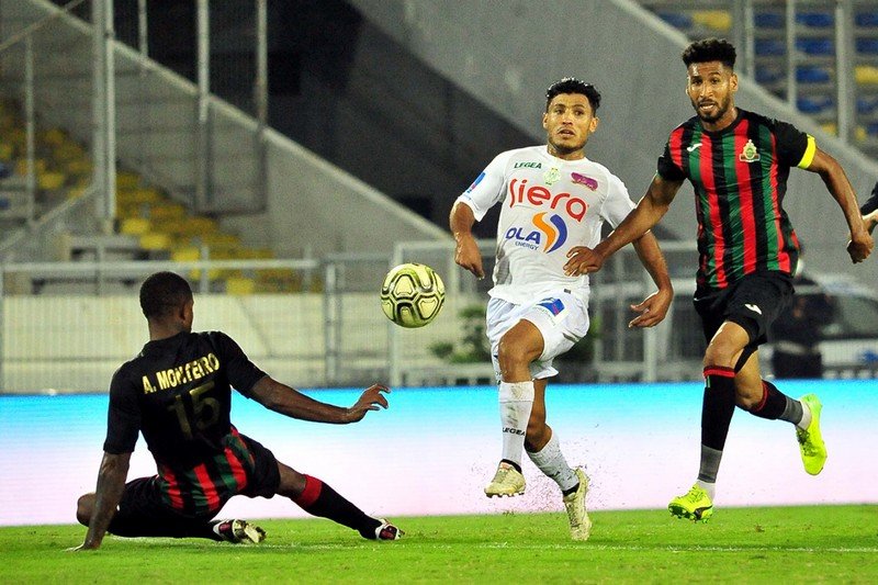 تأجيل كلاسيكو المغرب بين الجيش الملكي والرجاء الرياضي بسبب متحور 