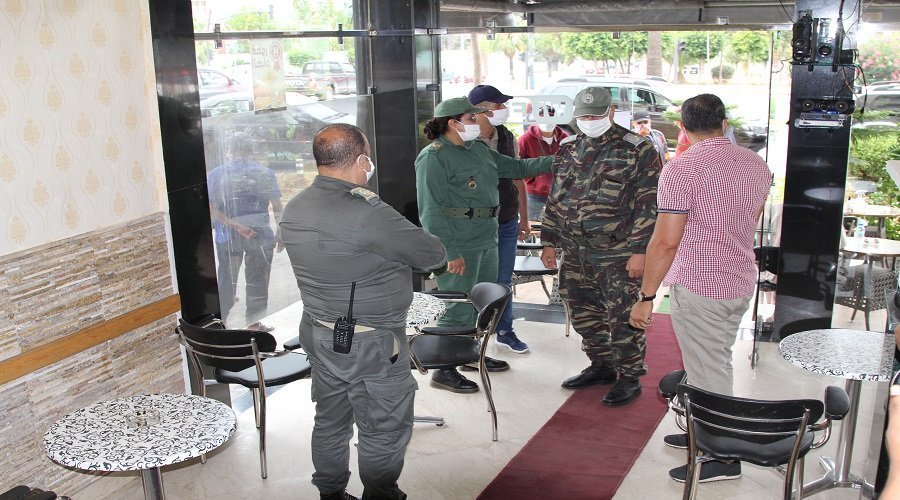 سلطات الرباط تغلق عددا من المقاهي والمطاعم لعدم احترامها 