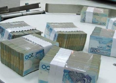 مستخدم بوكالة بنكية يختلس ملياري سنتيم من حسابات الزبائن ويفر رفقة عائلته إلى الخارج