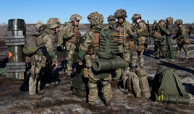 روسيا تبدأ إجلاء طاقمها الدبلوماسي من أوكرانيا وهذه الأخيرة تعلن حالة الطوارئ