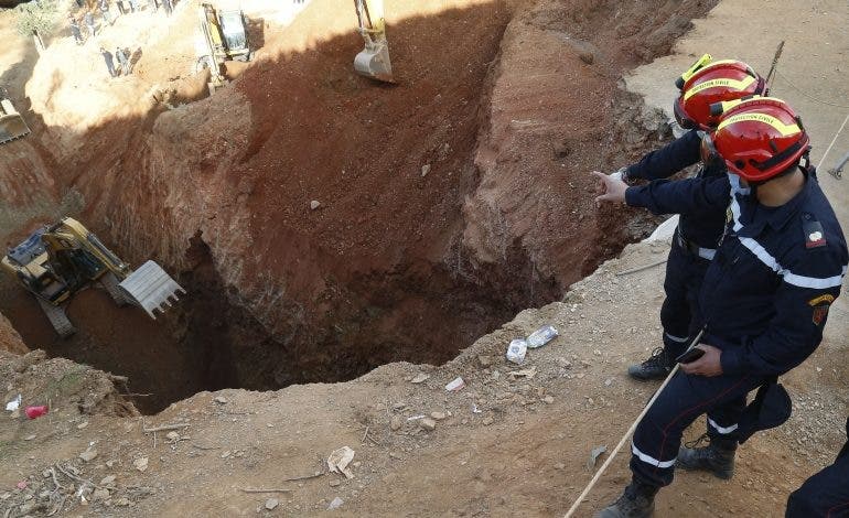 السلطات المحلية بدوار إغران بشفشاون تشرع في طمر البئر الذي توفي به الطفل ريان وكذا أماكن الحفر الكبرى المحادية له