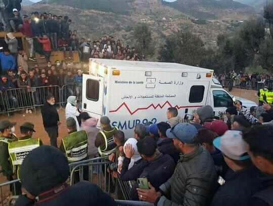 وصول سيارة إسعاف مجهزة بقسم إنعاش متنقل في انتظار إخراج الطفل ريان