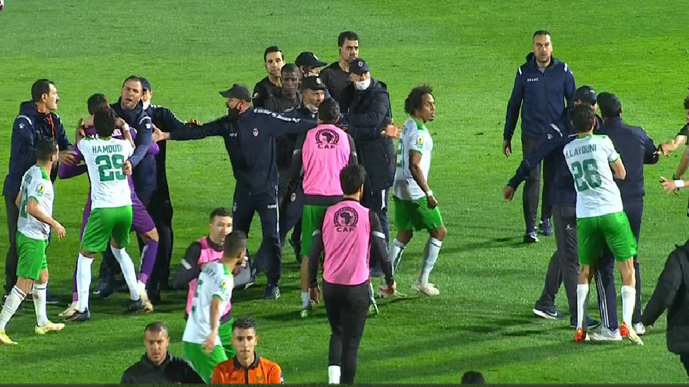 لاعبو وجهاز فريق المصري البورسعيدي يعتدون على حكم المباراة وعلى رجل أمن بعد تأهل نهضة بركان للمربع الذهبي