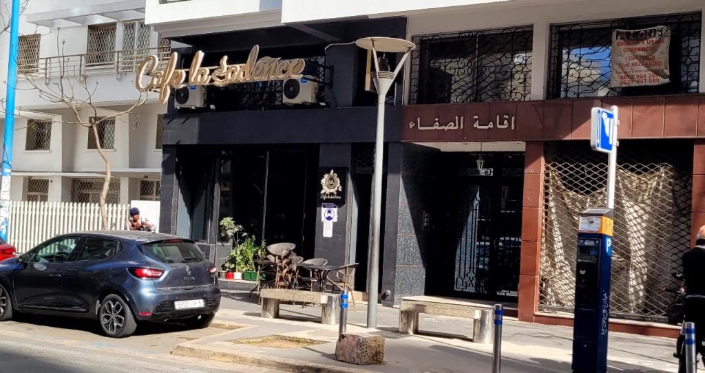 الأمن يداهم مقهى بالدار البيضاء يقدم وجبات 