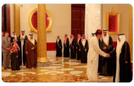 بالطربوش والجلباب المغربي.. ملك البحرين يستقبل السفير الإسرائيلي بمناسبة شهر رمضان