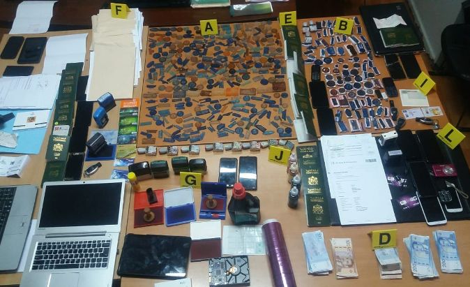 سقوط عصابة تنشط في إعداد ملفات مزورة للحصول على 