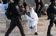 هذه قصة الرجل الفلسطيني الذي وضع رِجْلا فوق رِجل أثناء اقتحام  جيش الإحتلال الإسرائيلي للمسجد الأقصى بالقدس المحتلة