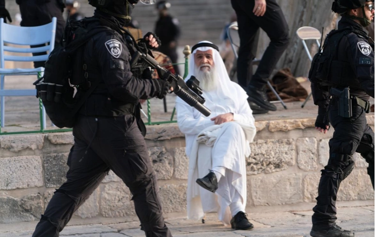 هذه قصة الرجل الفلسطيني الذي وضع رِجْلا فوق رِجل أثناء اقتحام  جيش الإحتلال الإسرائيلي للمسجد الأقصى بالقدس المحتلة