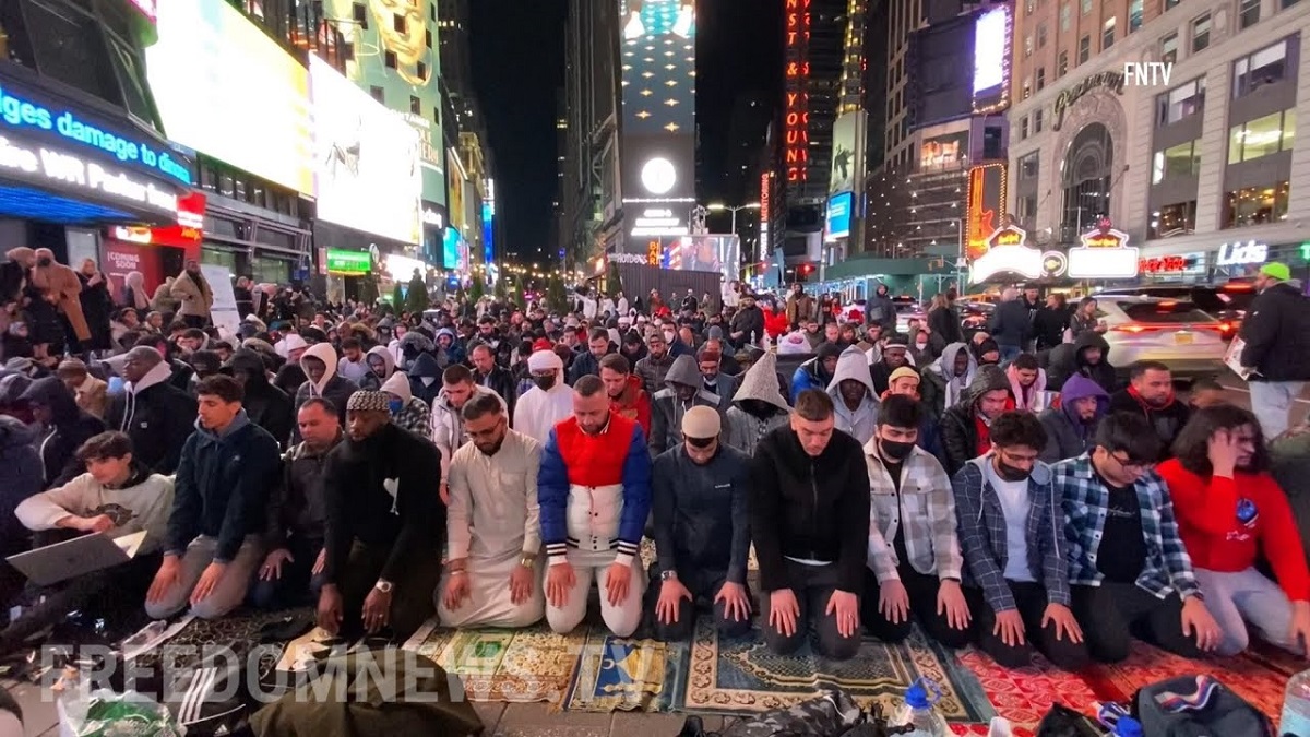 لأول مرة في تاريخ أمريكا.. مئات المسلمين يؤدون صلاة التراويح في ميدان 