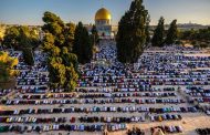 آلاف الفلسطينيين يؤدون صلاة عيد الفطر بالمسجد الأقصى