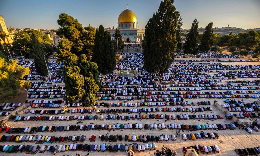 آلاف الفلسطينيين يؤدون صلاة عيد الفطر بالمسجد الأقصى