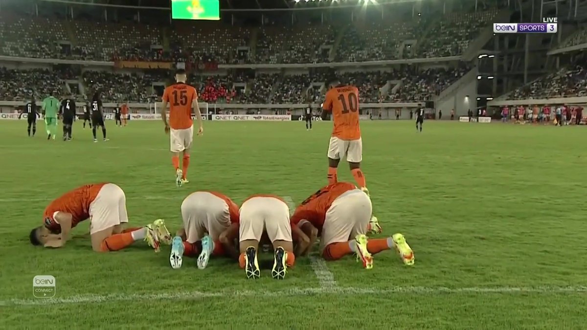 فريق نهضة بركان يُتوّج بكأس الكونفدرالية الإفريقية لكرة القدم للمرة الثانية في تاريخه بعد تفوقه في المباراة النهائية على أورلاندو بيراتس الجنوب إفريقي