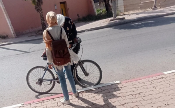 تحية احترام وتقدير.. شرطي مرور يصلح دراجة هوائية لتلميذة بمدينة بيوكرى