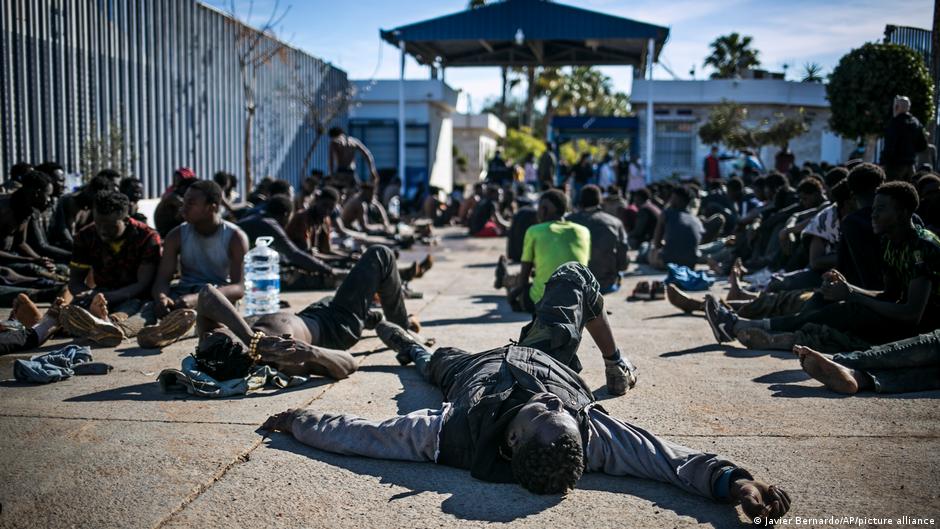 صحيفة إسبانية تفضح تورط الجزائر في الأحداث الدامية التي عرفتها مدينة مليلية المحتلة