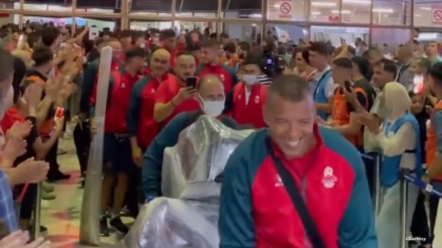 استقبال جزائري حار للوفد الرياضي المغربي المشارك في دورة ألعاب البحر الأبيض المتوسط على صوت الزغاريد والتصفيق بمطار وهران