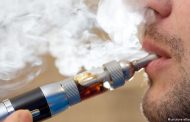 الإقبال الكبير على السيجارة الالكترونية راجع للدعاية الزائفة بأنها بدون أضرار (أخصائي)