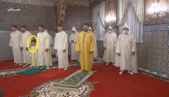 الملك محمد السادس يؤدي صلاة العيد ومعه لأول مرة ابن أخيه الأمير مولاي أحمد ابن أخي مولاي رشيد لأول مرة