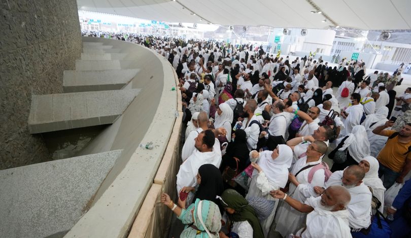 ثاني أيام التشريق.. حجاج بيت الله الحرام يواصلون رمي الجمرات الثلاث