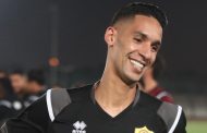 لاعبو وأعضاء نادي قطر يحتفون باللاعب المغربي بدر بانون القادم من نادي الأهلي المصري لتعزيز صفوفه الدفاعية