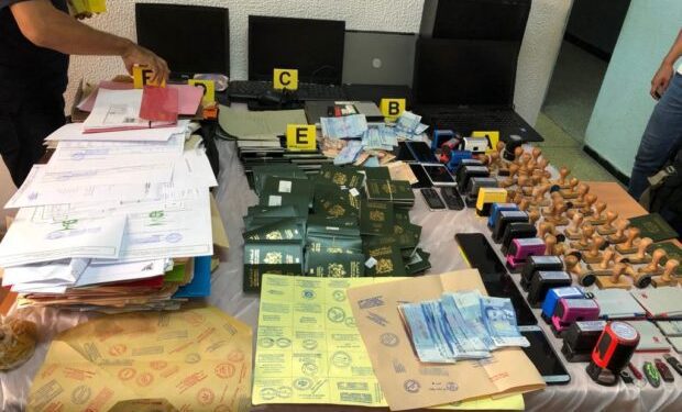 أمن وجدة يفكك عصابة تنشط في تزوير وثائق تأشيرات 