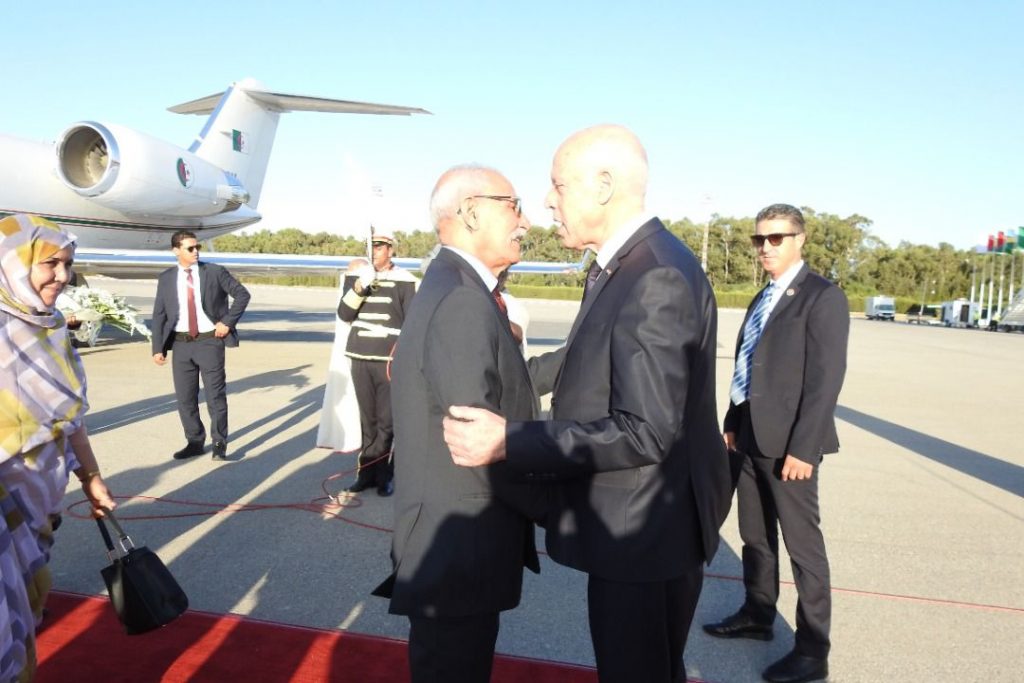 موجة تنديد واسعة في تونس بعد استقبال قيس سعيد لزعيم مرتزقة 