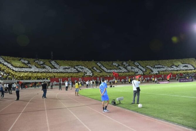 الجماهير الفاسية توجه رسالة قوية لأعداء الوحدة الترابية للمملكة، برفعها تيفو 