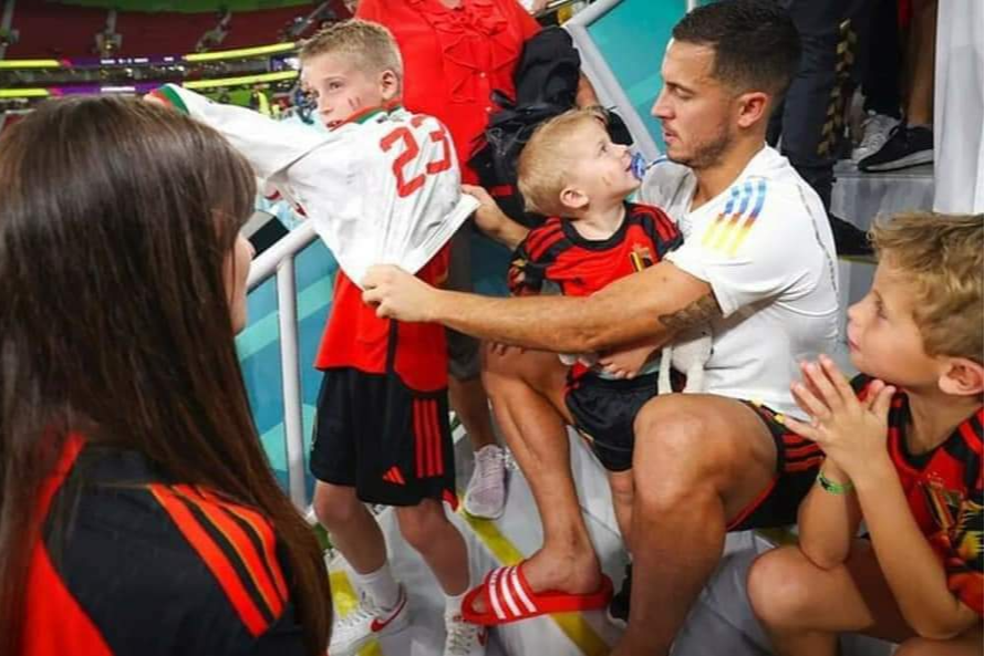 قمة الأخلاق العالية والروح الرياضية.. نجم ريال مدريد الإسباني والمنتخب البلجيكي إدين هازارد، يلبس أطفاله قميص المنتخب المغربي بعد نهاية المباراة، والتي انتهت بسقوط منتخب بلاده أمام 