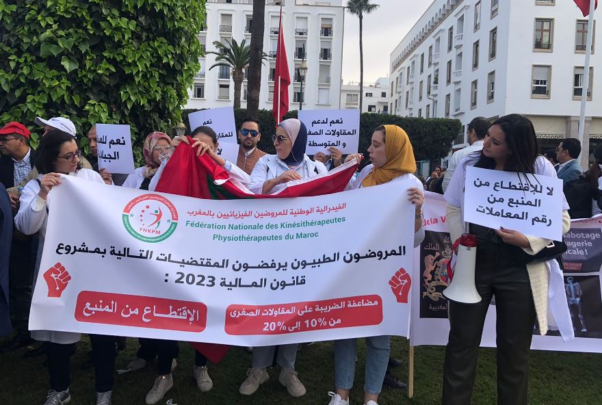 أطباء ومحاسبون وصيادلة ومروضون طبيون يحتجون أمام مقر البرلمان رفضا لمقتضيات ضريبية