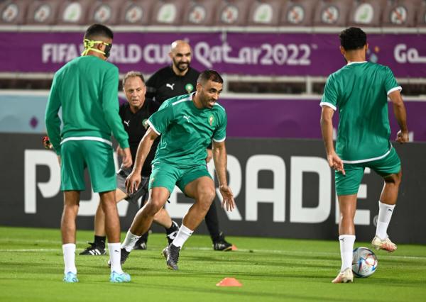 المنتخب الوطني المغربي لكرة القدم يخوض أول حصة تدريبية بقطر بحضور عبد الرزاق حمد الله