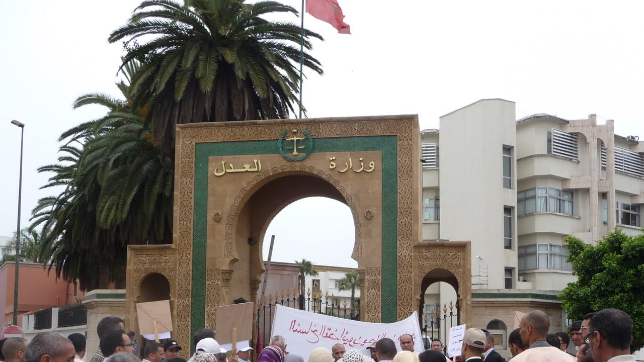 وزير العدل يطلب موافقة أخنوش لتوظيف نُسَّاخ قضائيين تتجاوز أعمارهم 30 سنة