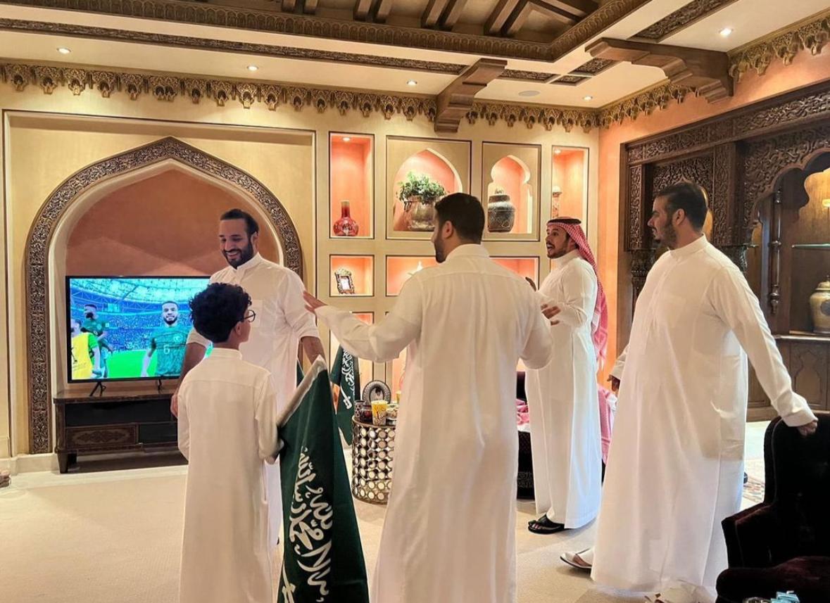 ولي العهد السعودي يحتفل بفوز منتخب بلاده على الأرجنتين