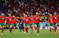 الملك محمد السادس يهنئ أعضاء المنتخب الوطني المغربي بعد فوزهم على إسبانيا وتأهلهم إلى ربع نهائي كأس العالم قطر 2022