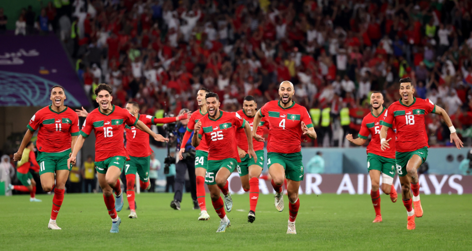 الملك محمد السادس يهنئ أعضاء المنتخب الوطني المغربي بعد فوزهم على إسبانيا وتأهلهم إلى ربع نهائي كأس العالم قطر 2022