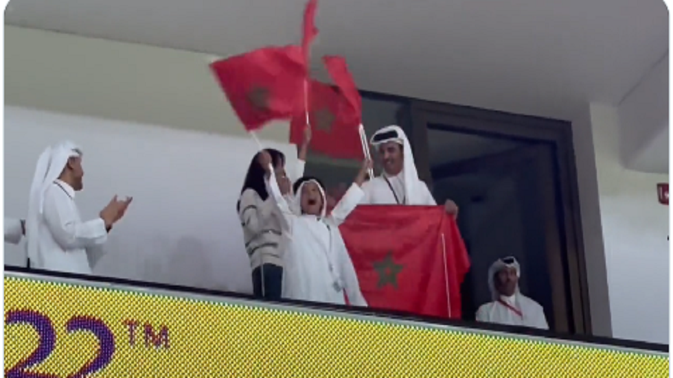 أمير قطر وعائلته يرفعون الأعلام المغربية بملعب الثمامة احتفالا بتأهل المنتخب الوطني المغربي لدور ثمن نهائي مونديال قطر 2022 (فيديو)