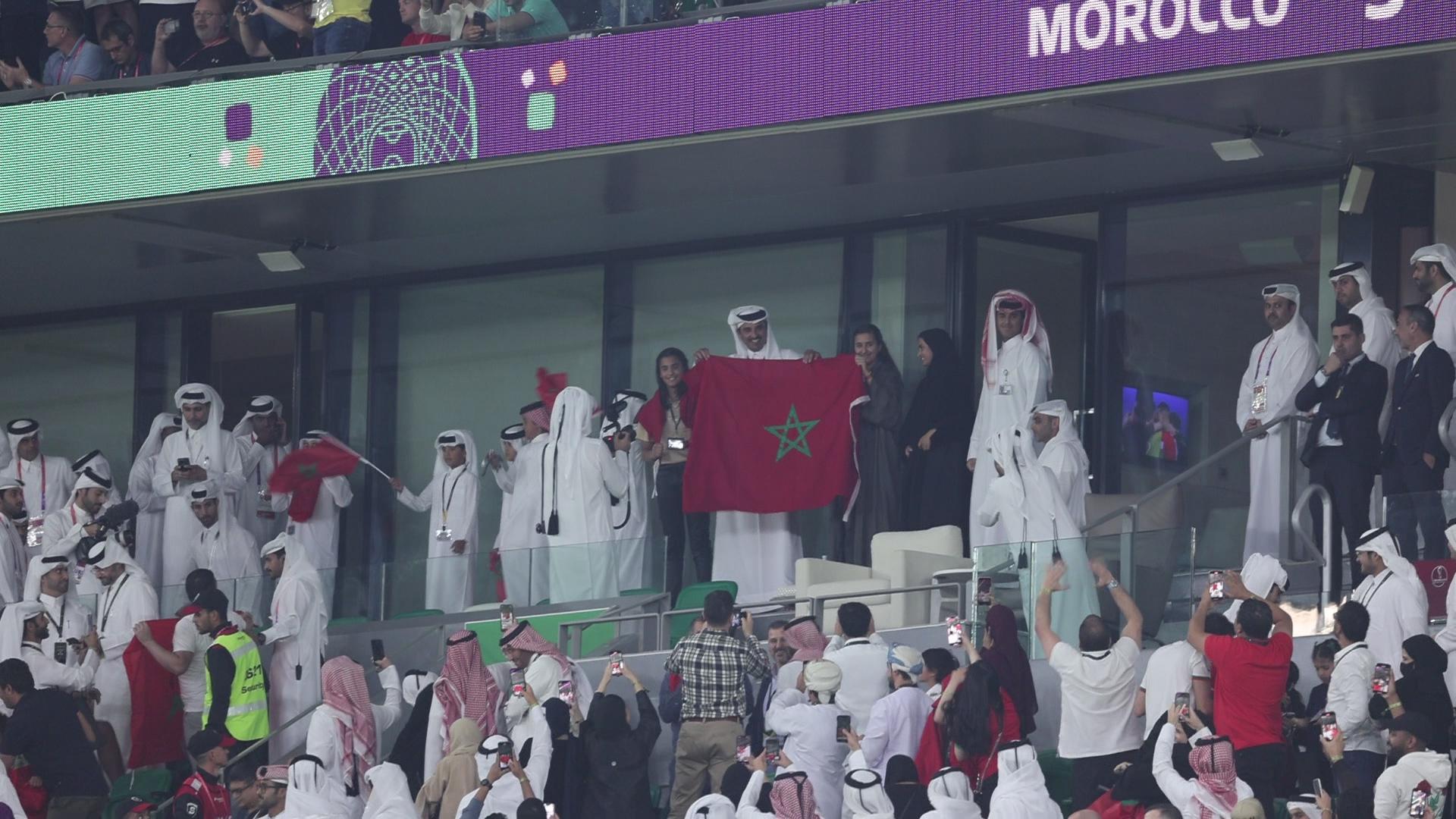أمير قطر يرفع العلم المغربي ويحتفي بفوز أسود الأطلس على إسبانيا وتأهلهم التاريخي لدور ربع نهائي مونديال قطر 2022