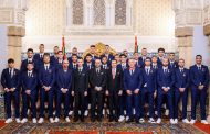 الملك محمد السادس يستقبل بالقصر الملكي بالرباط أعضاء المنتخب الوطني رفقة أمهاتهم ويوشحهم بأوسمة ملكية بعد تحقيقهم المرتبة الرابعة في كأس العالم (فيفا) - قطر 2022