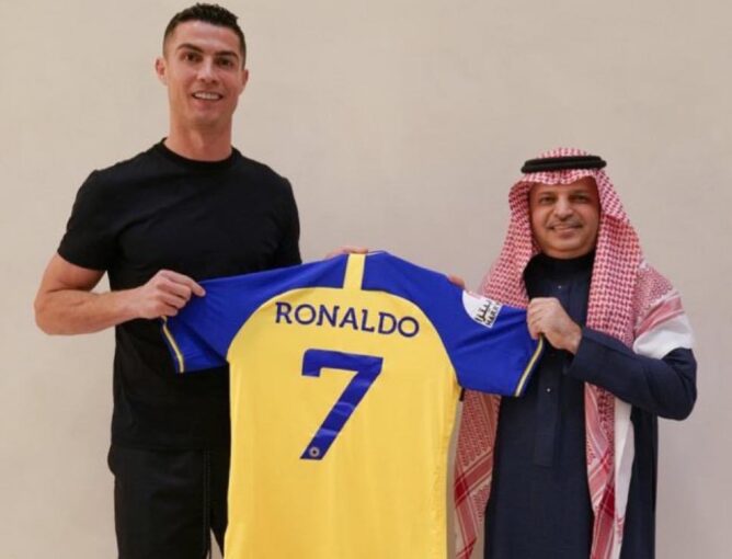 رسميا.. النجم البرتغالي كريستيانو رونالدو يَنضمُّ إلى نادي النصر السعودي وهذه قيمة الصفقة!