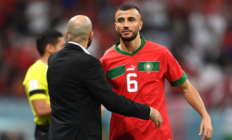 عميد المنتخب الوطني المغربي لكرة القدم رومان سايس يدعو لعدم التدخل في حياته الشخصية ويهدد باللجوء إلى القانون