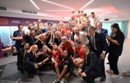 صورة معبرة تجمع حموشي والمنصوري و بوريطة مع طاقم ولاعبي المنتخب الوطني احتفالا بالتأهل التاريخي لدور ثمن نهائي مونديال قطر 2022