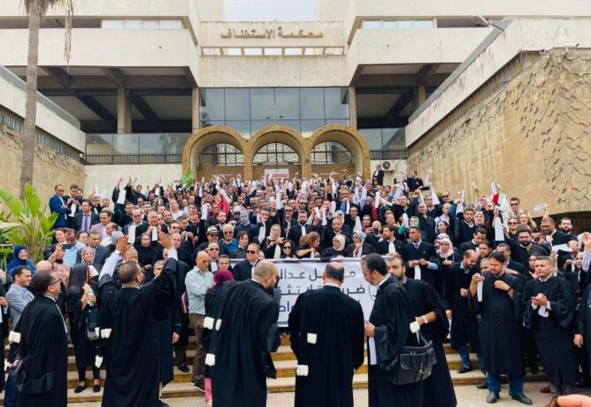 هيئة المحامين بالدار البيضاء تشهر ورقة التوقف الشامل احتجاجا على قانون المحاماة الجديد