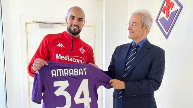 الأمير مولاي هشام يلتقي الدولي المغربي سفيان أمرابط والأخير يهديه قميص 