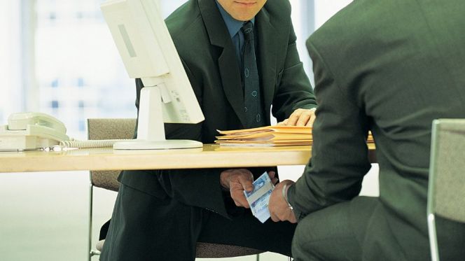 خلال 2021.. رئاسة النيابة العامة تلقت 8090 مكالمة عبر الخط المباشر للتبليغ عن الرشوة