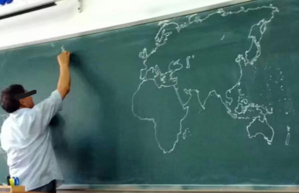 تلاميذ ثانوية يحتجون بعد إقدام أستاذ من أصول جزائرية على بتر صحراء المغرب