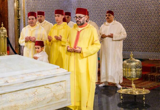 الملك محمد السادس يترحم على روح جده محمد الخامس في ذكرى وفاته