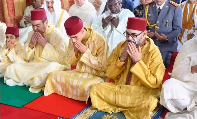 الملك محمد السادس يؤدي صلاة عيد الفطر بالمسجد المحمدي بالدار البيضاء ويتقبل التهاني