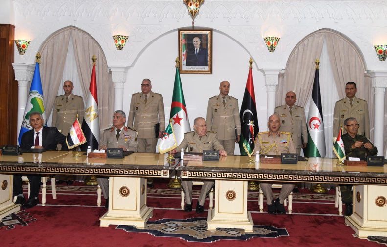 في خطوة استفزازية للمغرب.. مصر و ليبيا تجلسان جنبا لجنب مع البوليساريو في لقاء عسكري بالجزائر