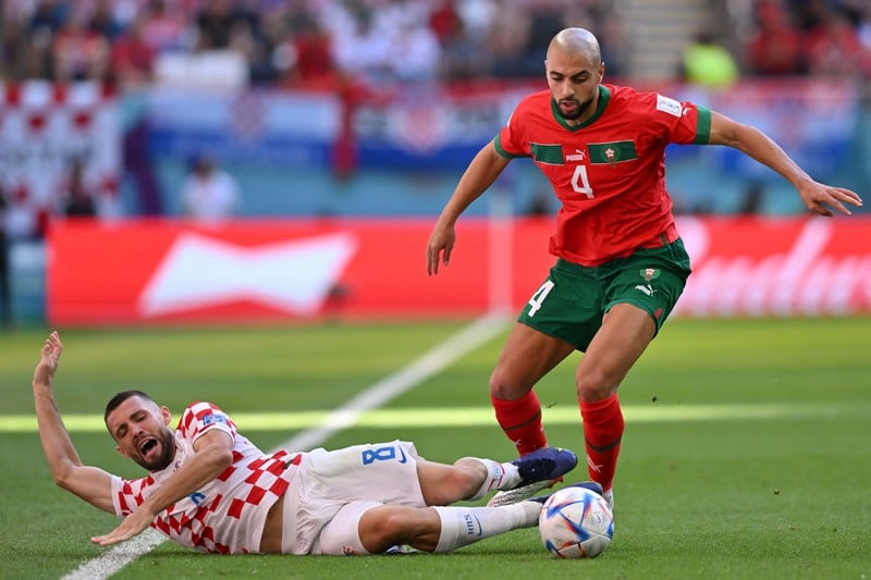ميسي يتسبب في تراجع نادي برشلونة عن ضم سفيان أمرابط !
