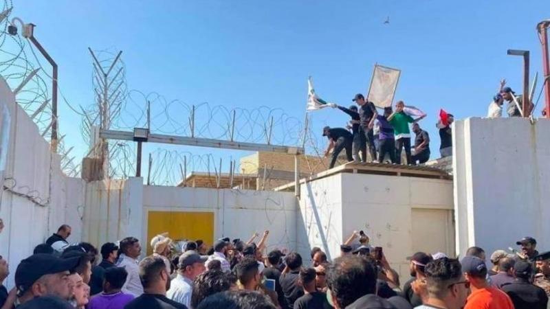 بعد واقعة إحراق نسخة من القرآن الكريم.. عشرات العراقيين يقتحمون سفارة السويد في بغداد